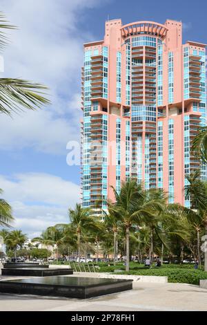 Fontaines carrées avec débordement de périmètre et bruit apaisant de l'eau en mouvement, tout en maintenant la surface encore en verre dans le parc de South Pointe. Miami, Banque D'Images