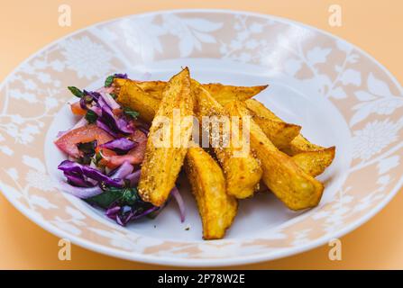 Frites maison avec salade Banque D'Images