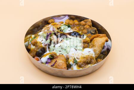 Street Food: Samosa Chaat: Indian Pakistanais Street Food snack végétarien. Composé de Chutiney yogourt Chutiney Chimarod Chutiney Channa Aloo - nourriture Ramadan Banque D'Images