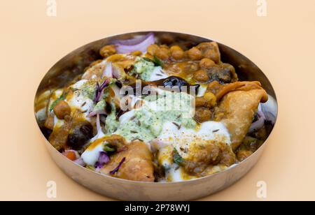 Samosa Chaat: Indian Pakistanais Street Food snack végétarien. Composé de Chutiney yogourt Chutiney Chimarod Chutiney Channa Aloo - nourriture Ramadan Banque D'Images