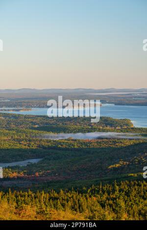 Vue sur Frenchmen Bay dans le parc national Acadia de la route jusqu'à Cadillac Mountain Banque D'Images