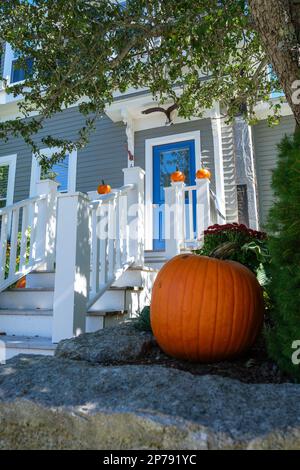 10 04 2022, Stonington, Maine, Etats-Unis : une véranda avant décorée avec action de grâce à stonington, Maine Banque D'Images