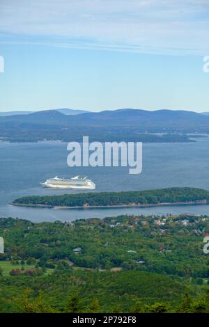 10 03 2022 : un bateau de croisière dans la baie des français, situé en face de Bar Harbor Banque D'Images