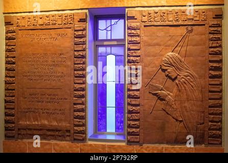 Memorial à St. Mère Teresa de Calcutta 1910-1997; image sculptée en pierre à St. Église catholique Ambrose à Woodbury, Minnesota, États-Unis. Banque D'Images