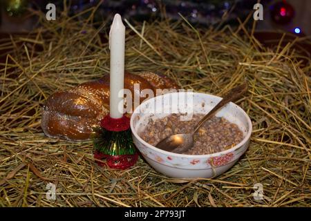 dîner saint sur le foin dans un bol dans une assiette et un calice Banque D'Images