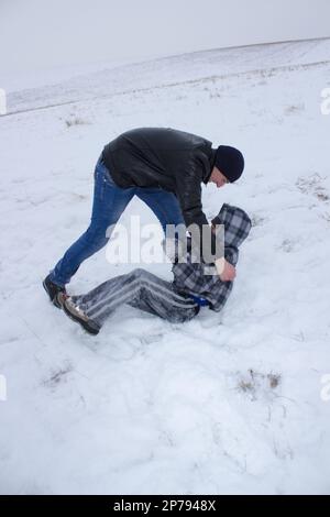 affrontez la neige de deux garçons en hiver Banque D'Images