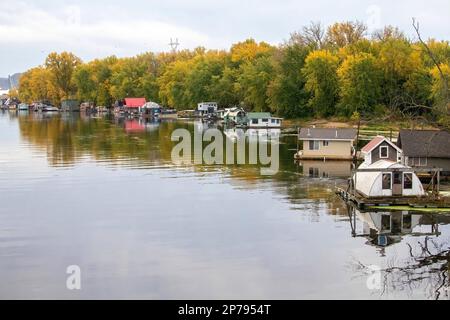 Péniche aménagée avec réflexions à l'île de Latsch sur le fleuve Mississippi lors d'une journée d'automne à Winona, Minnesota, États-Unis. Banque D'Images