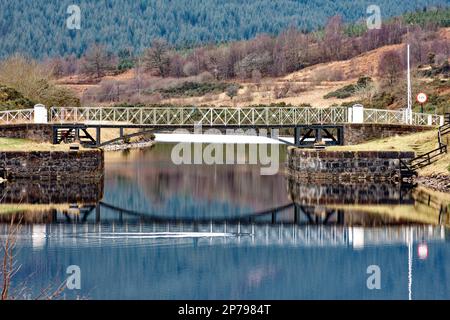 Gairlochy Caledonian Canal Spean Bridge Great Glen Way Scotland une vue sur le pont blanc de Moy Swing Bridge au-dessus du canal Banque D'Images