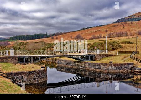 Gairlochy Caledonian Canal Spean Bridge Great Glen Way Scotland vue sur le White Moy Swing Bridge au-dessus du canal Banque D'Images