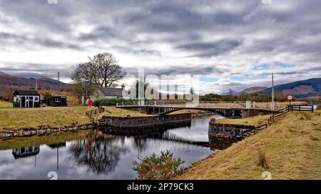 Gairlochy Caledonian Canal Spean Bridge en Écosse vue sur le pont blanc de Moy Swing Bridge et Keepers Cottage Banque D'Images