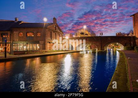 Coucher de soleil et bâtiments en briques le long d'un canal d'eau dans le centre de Birmingham, Angleterre Banque D'Images