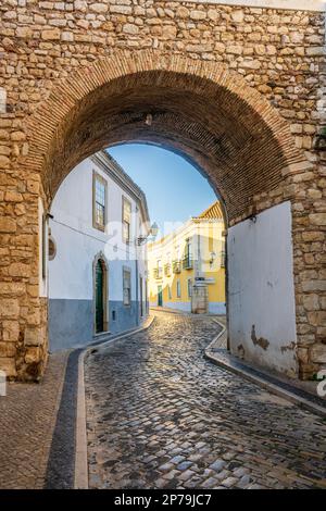 L'arche de repos dans les murs médiévaux est l'une des 4 entrées de la vieille ville de Faro, Algarve, au sud du Portugal Banque D'Images