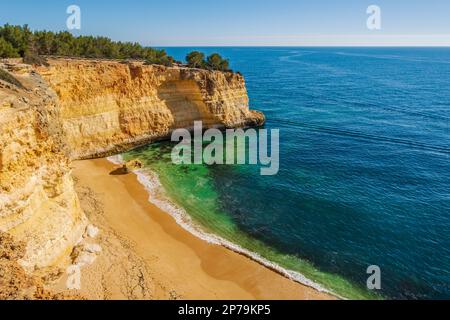 Belles falaises et plage appelée Cao Raivoso en Algarve, au sud du Portugal Banque D'Images