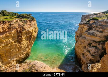 Belles falaises et plage de sable appelée Cao Raivoso en Algarve, Portugal Banque D'Images