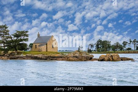 Île Boedic, avec la chapelle, dans le golfe du Morbihan, sur la côte Banque D'Images