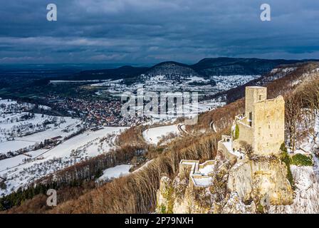 Ruine Reussenstein en hiver, vue sur le paysage, Alb souabe, Neidlingen, Bade-Wurtemberg, Allemagne Banque D'Images