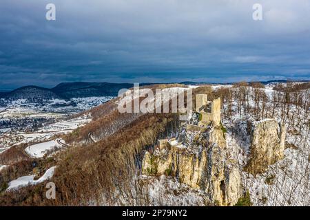 Ruine Reussenstein en hiver, vue sur le paysage, Alb souabe, Neidlingen, Bade-Wurtemberg, Allemagne Banque D'Images