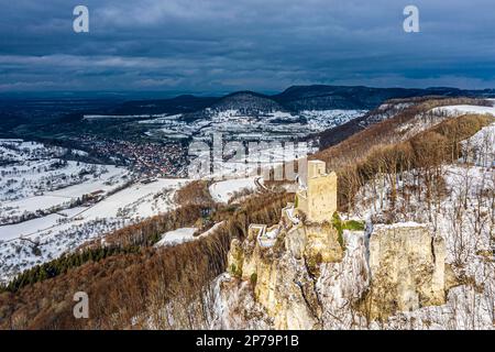 Ruine Reussenstein en hiver, vue sur le paysage, Alb souabe, Neidlingen, Bade-Wurtemberg, Allemagne Banque D'Images