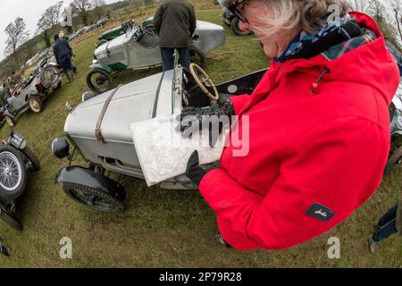 Les voitures Vintage Sports car Club (C.S.C.) faisant l'objet d'un contrôle et d'une vérification avant les essais de John Harris Hill pour les voitures fabriquées avant W.W.2. Banque D'Images