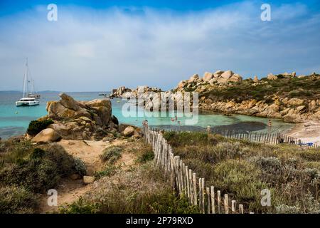 Rochers de granit et plage de sable, Tafoni, îles Lavezzi, Iles Lavezzi, Bonifacio, Corse-du-Sud, Corse, Mer méditerranée, France Banque D'Images