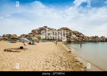 Rochers de granit et plage de sable, Tafoni, îles Lavezzi, Iles Lavezzi, Bonifacio, Corse-du-Sud, Corse, Mer méditerranée, France Banque D'Images