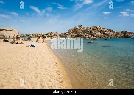 Rochers de granit et plage de sable, Tafoni, îles Lavezzi, Iles Lavezzi, Bonifacio, Corse-du-Sud, Corse, Mer méditerranée, France Banque D'Images