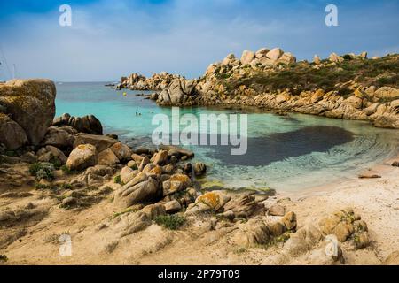 Rochers de granit et plage de sable, Tafoni, îles Lavezzi, Iles Lavezzi, Bonifacio, Corse-du-Sud, Corse, Mer méditerranée, France Banque D'Images