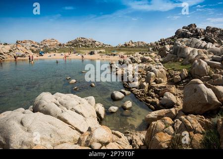 Rochers de granit et plage de sable, Tafoni, îles Lavezzi, Iles Lavezzi, Bonifacio, Corse-du-Sud, Corse, Mer méditerranée, France Banque D'Images