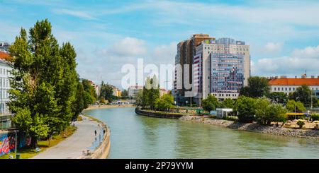 Vienne, Autriche - 28 août 2022 : vue panoramique sur le canal du Danube à Vienne, Autriche, depuis le pont Aspernbrucke, avec la Landstrasse distr Banque D'Images