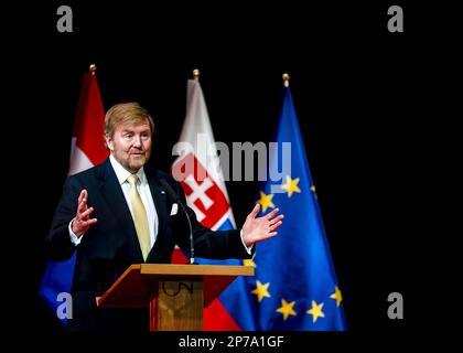 Bratislava, Slovaquie. 08th mars 2023. BRATISLAVA - le roi Willem-Alexander prononce un discours au Forum des affaires le futur est maintenant le deuxième jour de la visite d'État de trois jours en Slovaquie. ANP REMKO DE WAAL pays-bas Out - belgique Out Credit: ANP/Alay Live News Banque D'Images