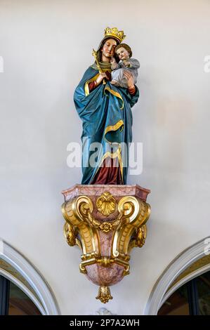 Marie avec le bébé Jésus, couronne et sceptre, église paroissiale catholique protégée du patrimoine de l'Assomption de la Sainte Vierge Marie, a Banque D'Images