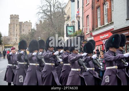 Windsor, Berkshire, Royaume-Uni. 11th février 2023. Les Soliders marchent de nouveau dans leur caserne après la relève de la garde au château de Windsor aujourd'hui. Crédit : Maureen McLean/Alay Banque D'Images