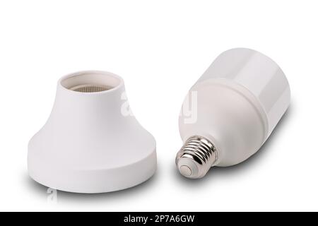 Douille en plastique blanc et lampe LED isolée sur fond blanc avec passe-fil.Les ampoules LED consomment beaucoup moins d'énergie que les ampoules à incandescence Banque D'Images