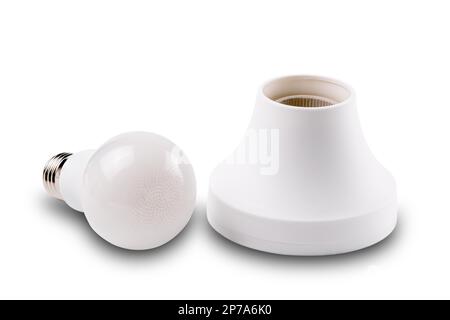 Ampoule à LED blanche et douille en plastique blanche isolée sur fond blanc avec passe-fil Banque D'Images