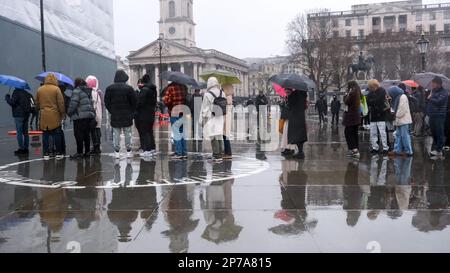 Trafalgar Square, Londres, Royaume-Uni. 8th mars 2023. Météo au Royaume-Uni : froid et pluie à Londres. Crédit : Matthew Chattle/Alay Live News Banque D'Images