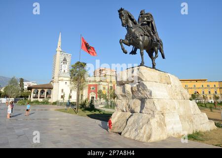 Tour du clocher, mosquée d'Ebey Bey et monument de Skanderbeg, place de Skanderbeg, Tirana, Albanie Banque D'Images