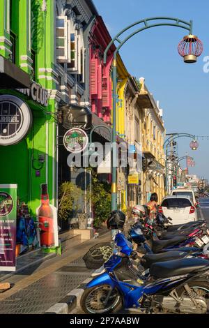 Boutiques colorées de style sino-portugais à Phang-Nga Rd Dans le quartier de la vieille ville de Phuket, beaucoup se sont transformés en restaurants, cafés et bars Banque D'Images