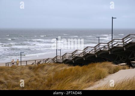 THolztreppe zum Strand mit Kunstfiguen, Wenningstedt, Sylt, Île de la Frise du Nord, Frise du Nord, Mer du Nord, Schleswig-Holstein, Allemagne Banque D'Images