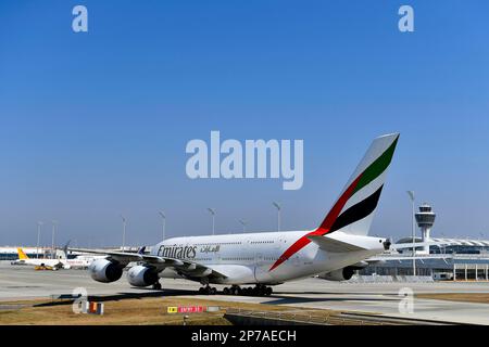 Emirates Airlines, Airbus A380-800 en train de prendre un taxi jusqu'au terminal 1, aéroport de Munich, haute-Bavière, Bavière, Allemagne Banque D'Images