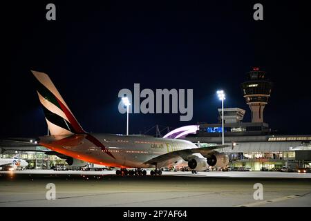 Emirates Airlines, Airbus A380-800 en train de rouler de nuit en position de transport vers le terminal 1, aéroport de Munich, haute-Bavière, Bavière, Allemagne Banque D'Images