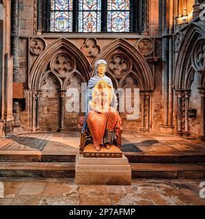 Figure de Marie, Marie avec enfant, cathédrale de Lincoln, cathédrale de Sainte Marie, gothique, intérieur, Lincoln, Lincolnshire, Angleterre, Royaume-Uni Banque D'Images