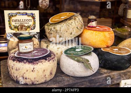 Fromagerie dans les rues étroites de la vieille ville de Pienza, Pecorino di Pienza, fromage produit au niveau régional, Pienza, province de Sienne, Italie Banque D'Images