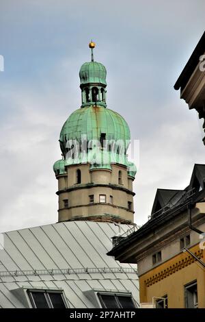 Stadtturm, tour de guet construit en 1400s avec une terrasse d'observation et un dôme d'oignon recouvert de cuivre, situé à Innsbruck, Autriche, Europe Banque D'Images