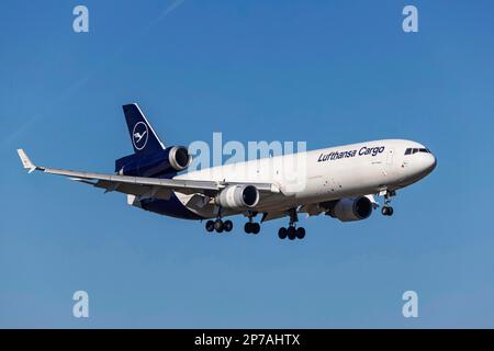 Aéroport de Fraport, avion, MCDONNELL DOUGLAS MD-11F de Lufthansa Cargo On Approach, Francfort-sur-le-main, Hesse, Allemagne Banque D'Images