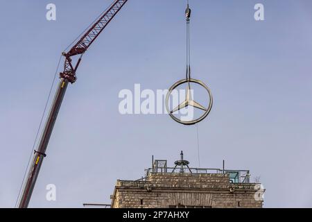 L'étoile Mercedes de la tour de la gare est en cours de démontage. Au cours de la rénovation du Bonatzbau, l'étoile, d'environ 250 millions d'euros Banque D'Images