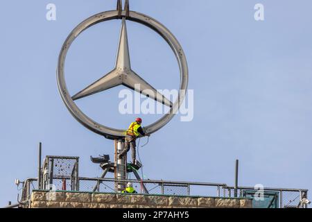 L'étoile Mercedes de la tour de la gare est en cours de démontage. Au cours de la rénovation du Bonatzbau, l'étoile, d'environ 250 millions d'euros Banque D'Images