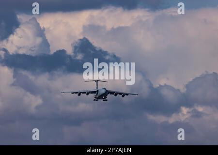 Avion militaire DE L'US Air Force approchant de l'aéroport, Lockheed C-5M Super Galaxy, Stuttgart, Bade-Wurtemberg, Allemagne Banque D'Images