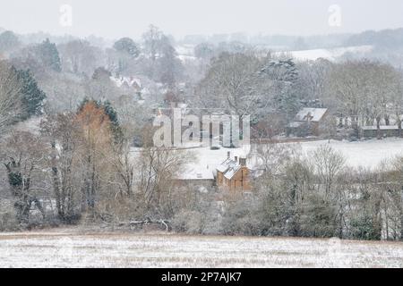 Village de Newington Sud dans la neige d'hiver. South Newington, Oxfordshire, Angleterre. Banque D'Images