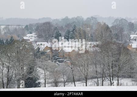 Village de Newington Sud dans la neige d'hiver. South Newington, Oxfordshire, Angleterre. Banque D'Images