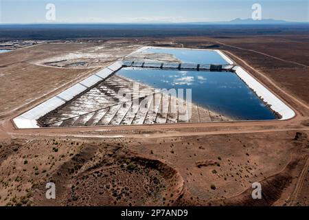 Étangs contenant des déchets radioactifs à l'usine Energy Fuels White Mesa, White Mesa, Utah, États-Unis Banque D'Images